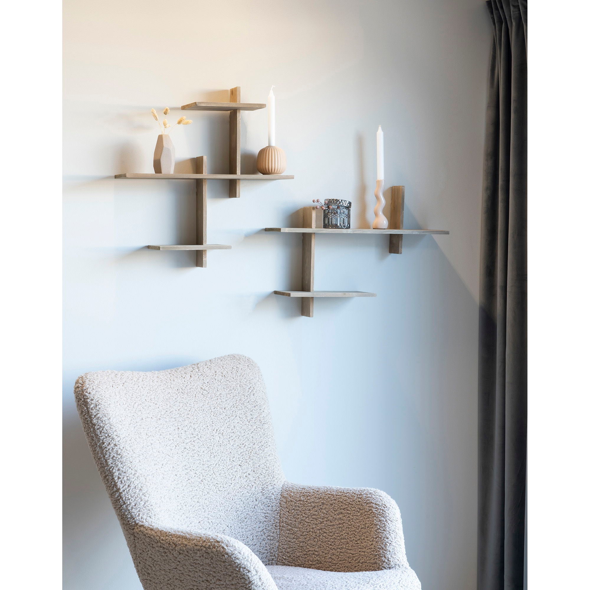 gråbrun med sorte ben