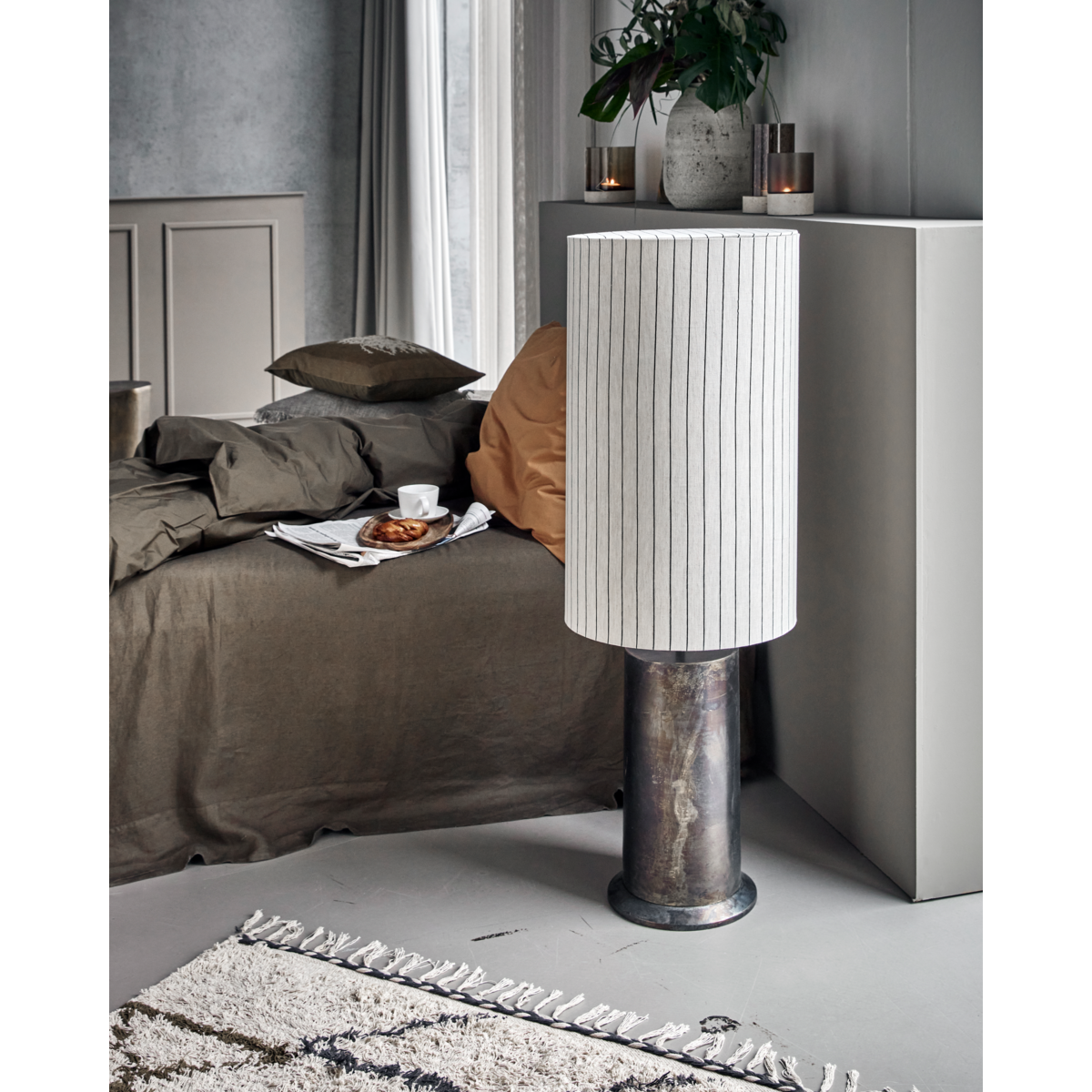 Gulvlampe, hdrafi base med hdshade, antikkbrun; rå hvit; svart