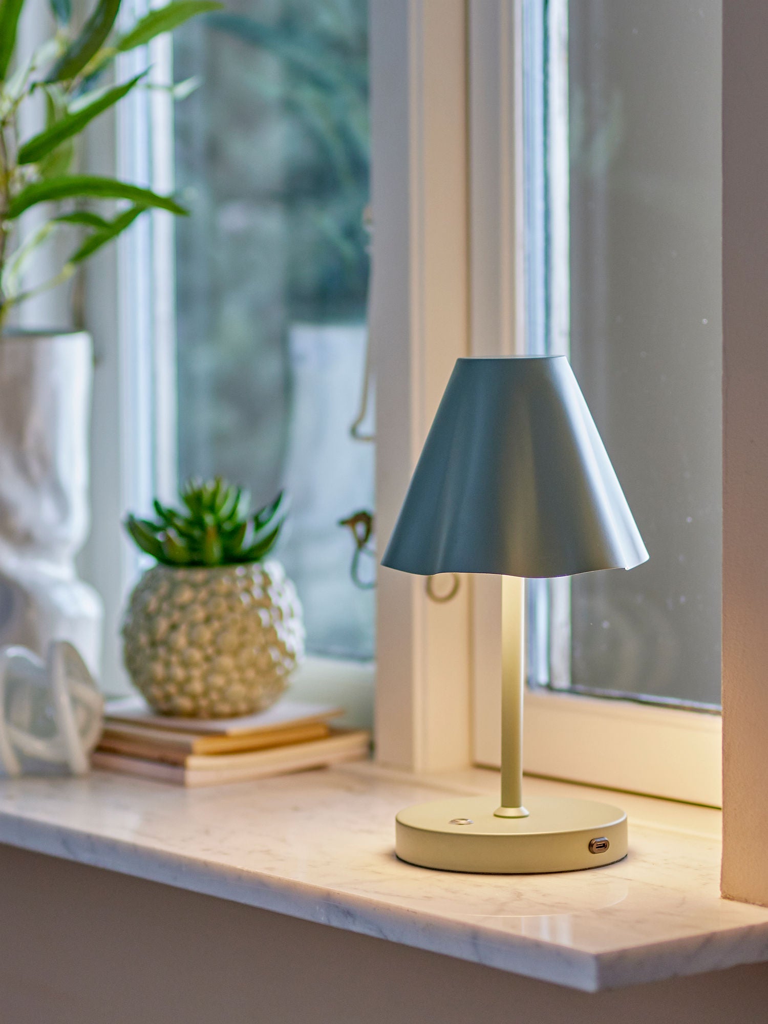 Bloomingville Lianna bærbar lampe, oppladbar, grønn, metall