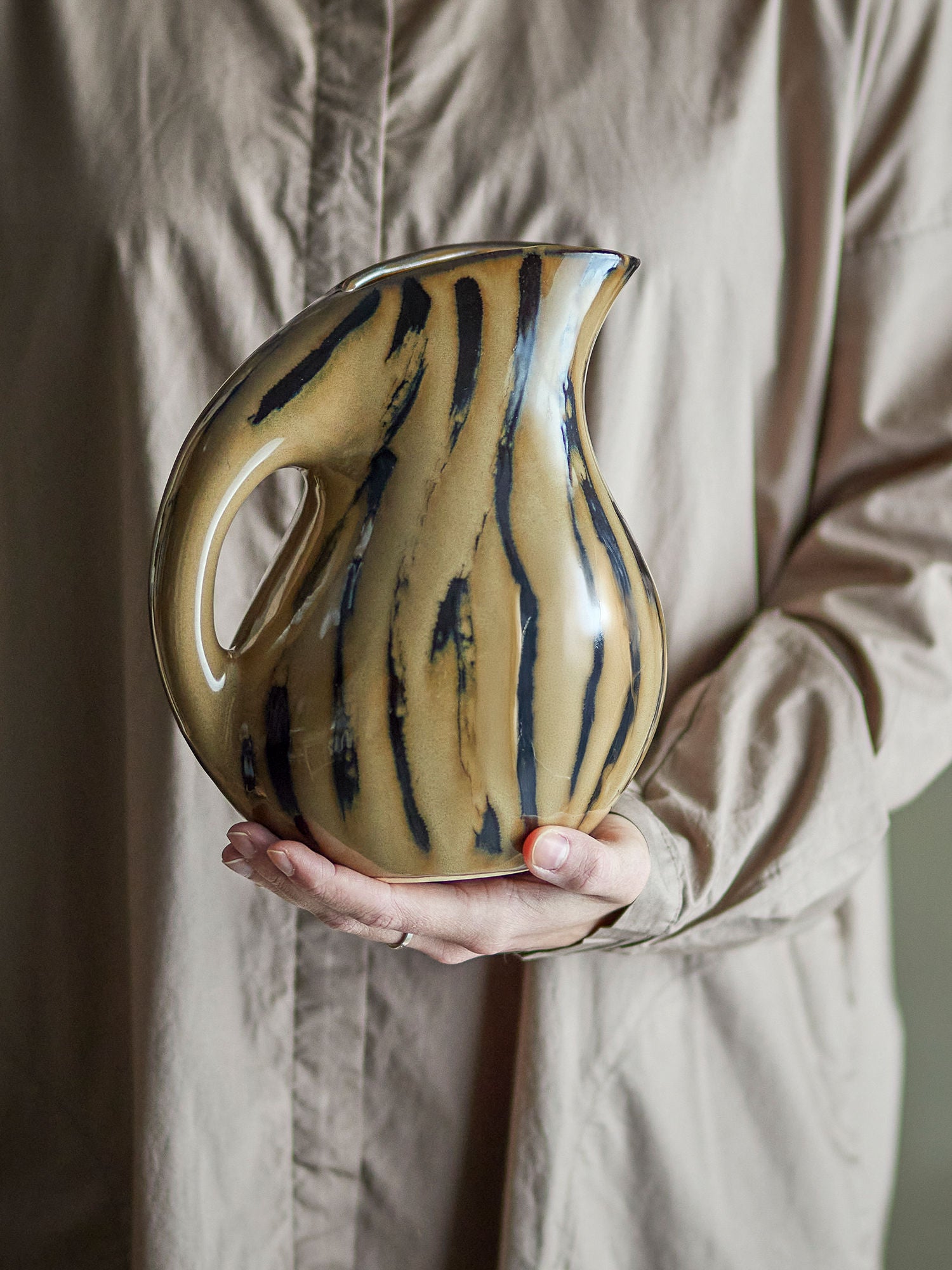 Bloomingville Coy Pitcher, Brown, Stoneware