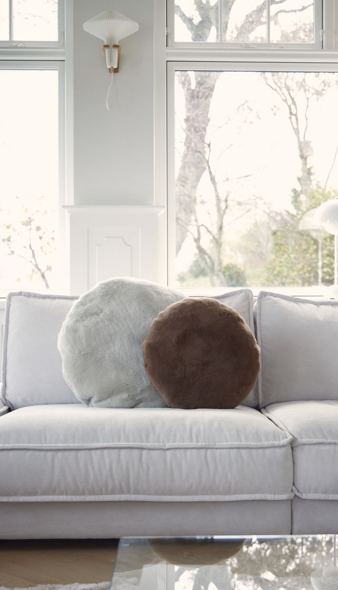 Lammeskinnspute | Fløyel | Mokkasin | Dobbeltsidig | Ø45 cm & Ø62 cm