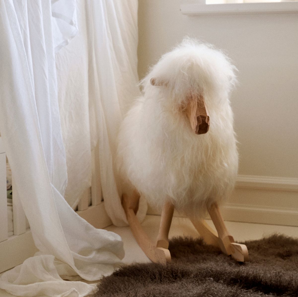 Manray Povl Kjer Design | Langhåret lammeskinn | Stor L85xB25xH60 cm