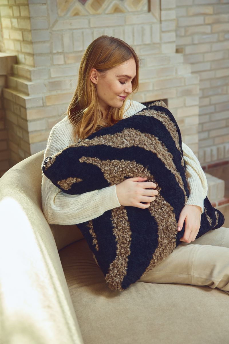 Sebra lammeskinnspute | Korthåret | New Zealand | Dobbeltsidig | 60x60 cm