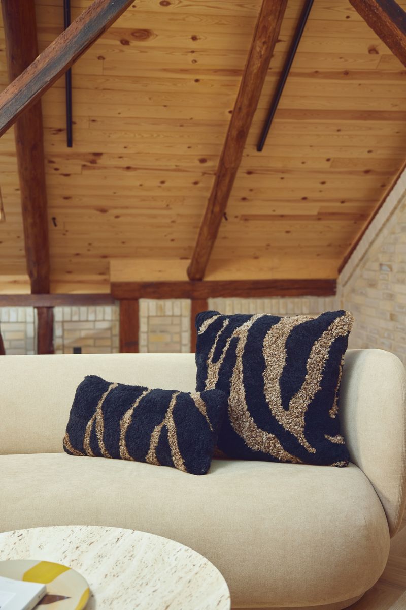 Sebra lammeskinnspute | Korthåret | New Zealand | Dobbeltsidig | 30x60 cm