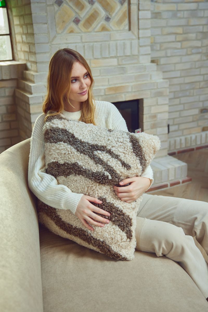 Sebra lammeskinnspute | Korthåret | New Zealand | Dobbeltsidig | 60x60 cm