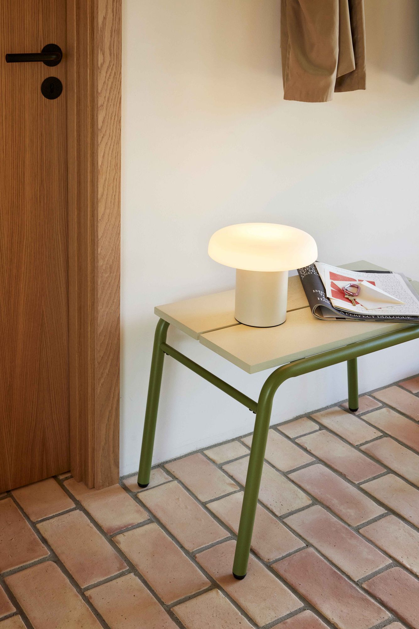 Hübsch ateliers bordlampe sand/hvit