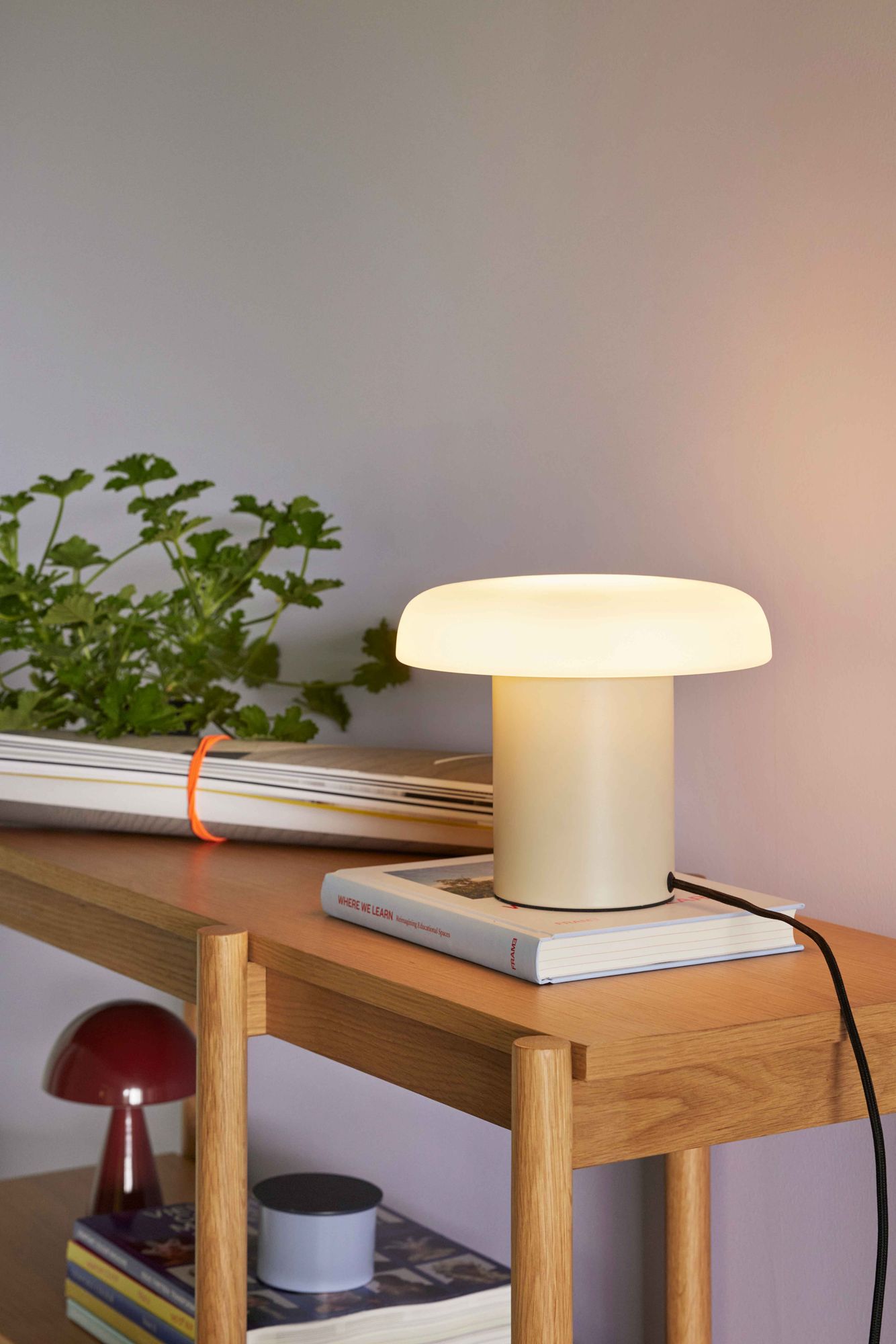 Hübsch ateliers bordlampe sand/hvit