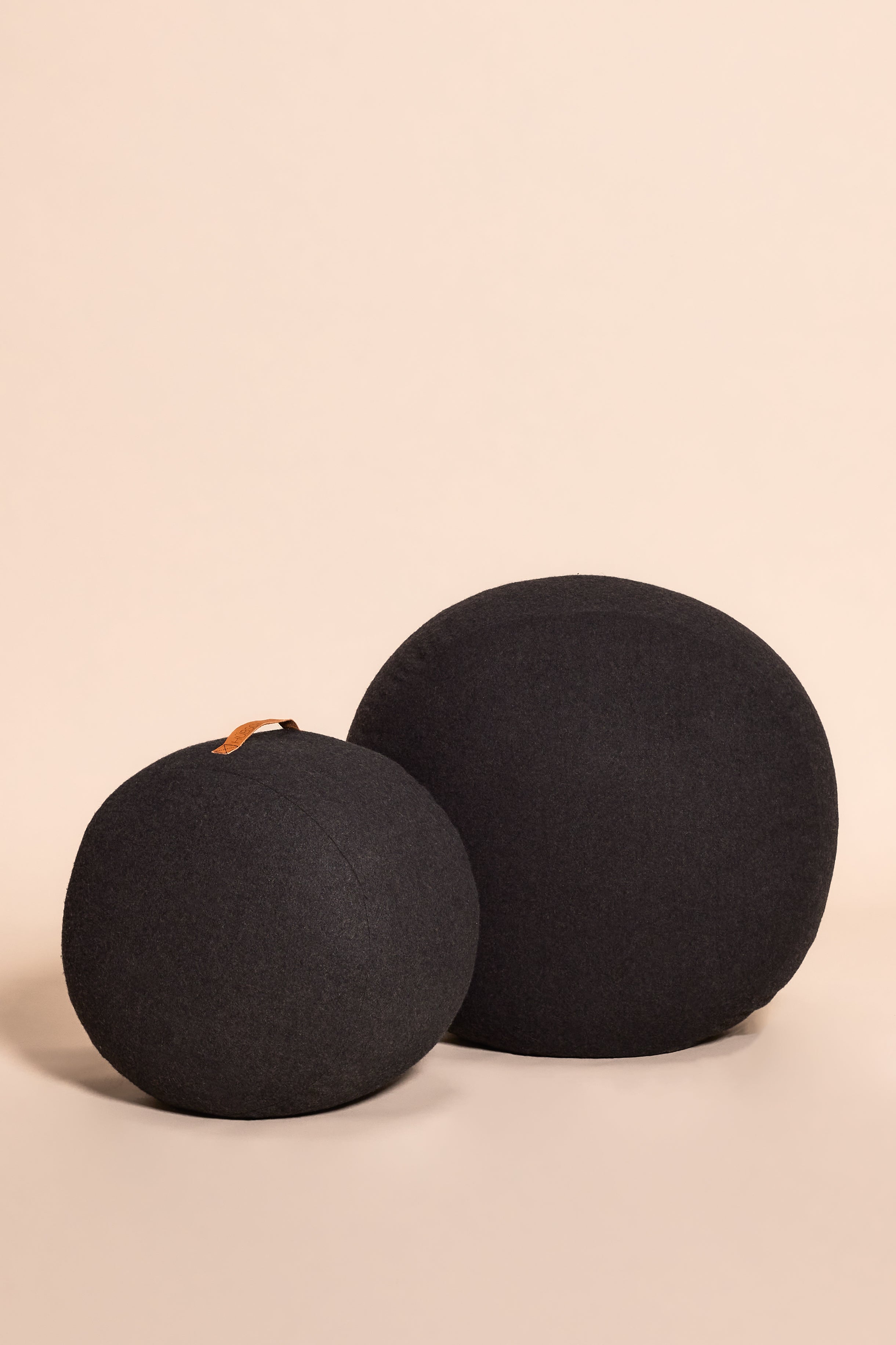 Mochi Puf Ø70 mørk grå - Ø75XH35cm