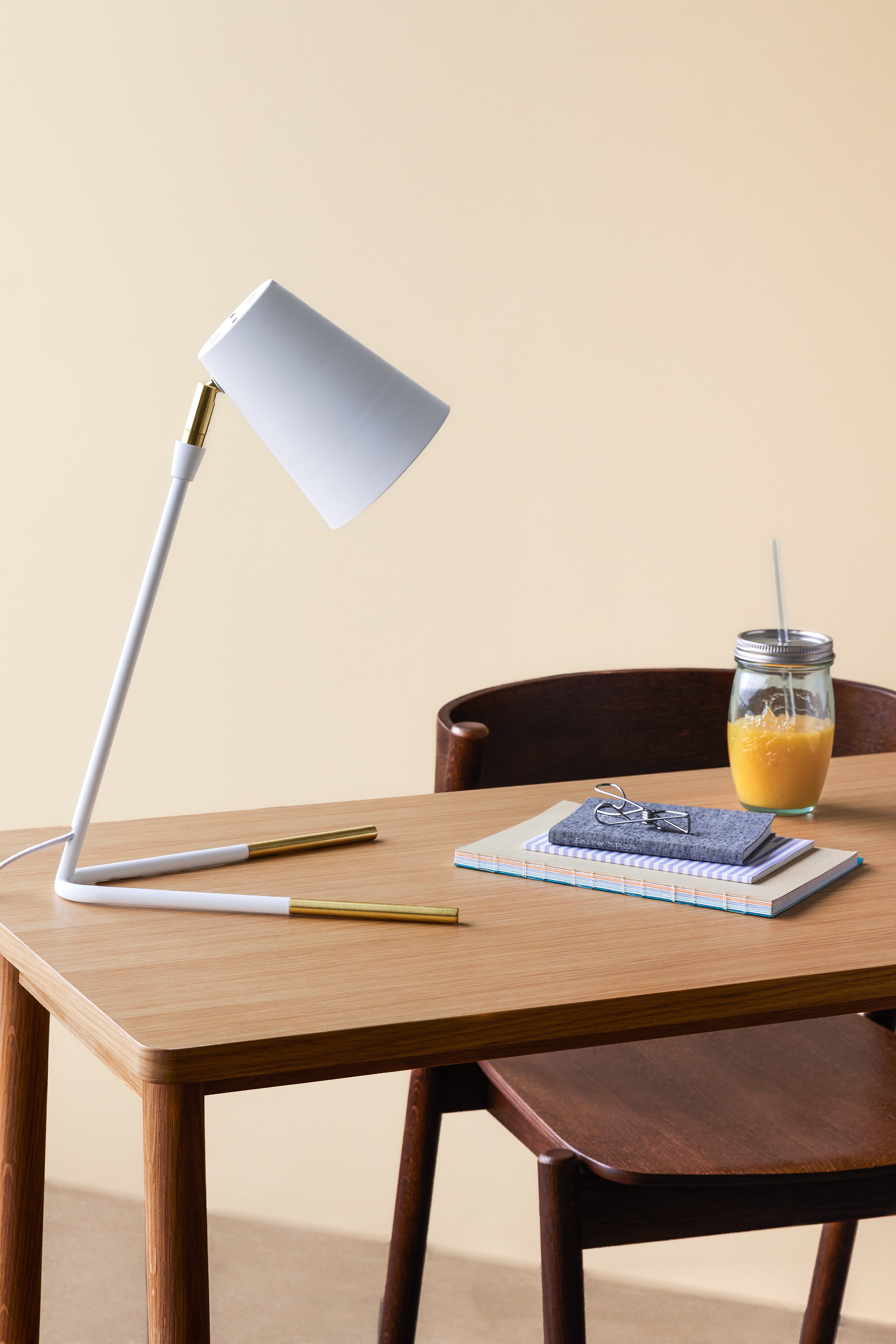 Skrå bordlampe hvit/messingfarge - 27x25xh40cm, E27/15W