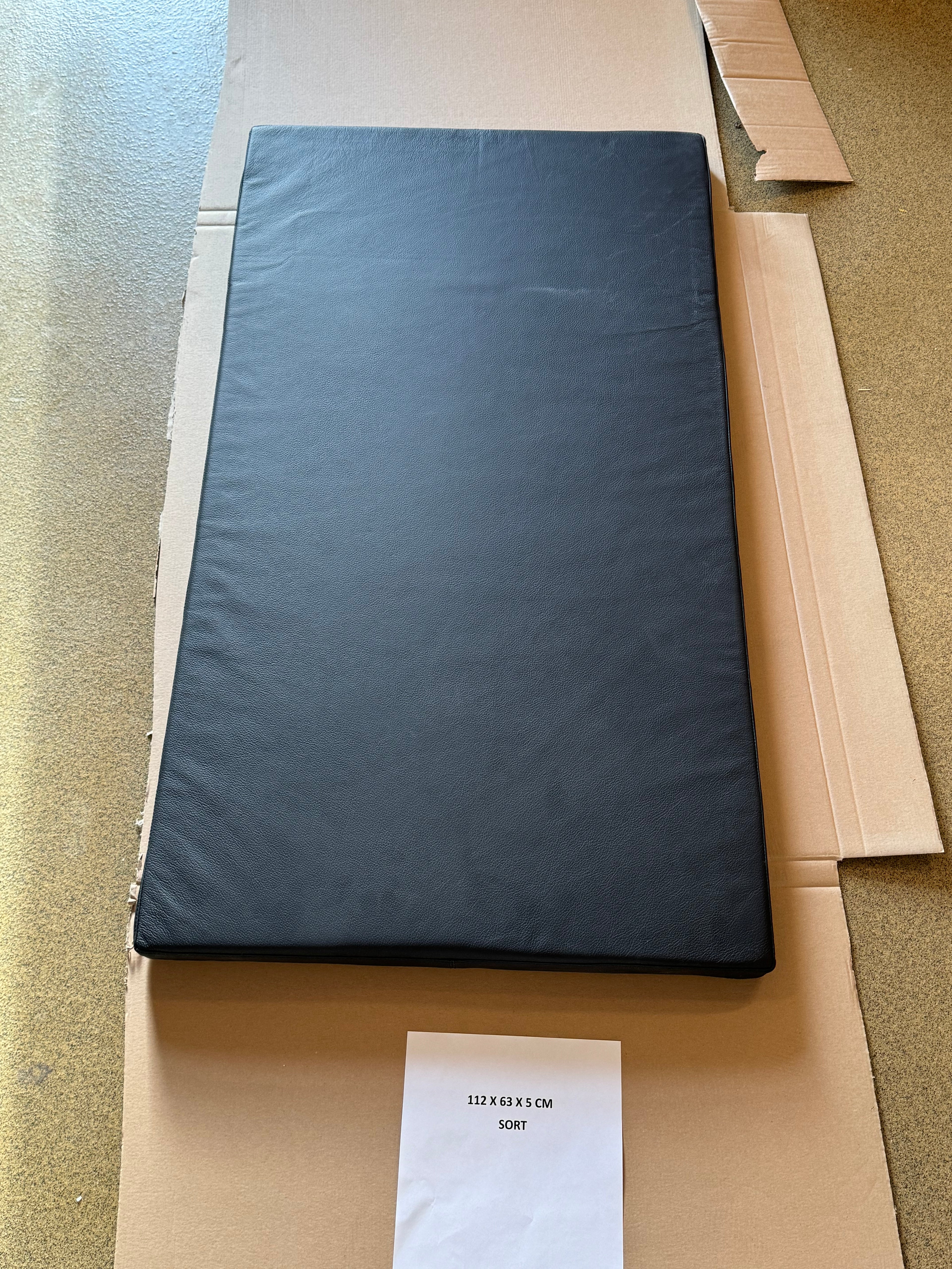 Svart skinnpute 112x63x4 cm