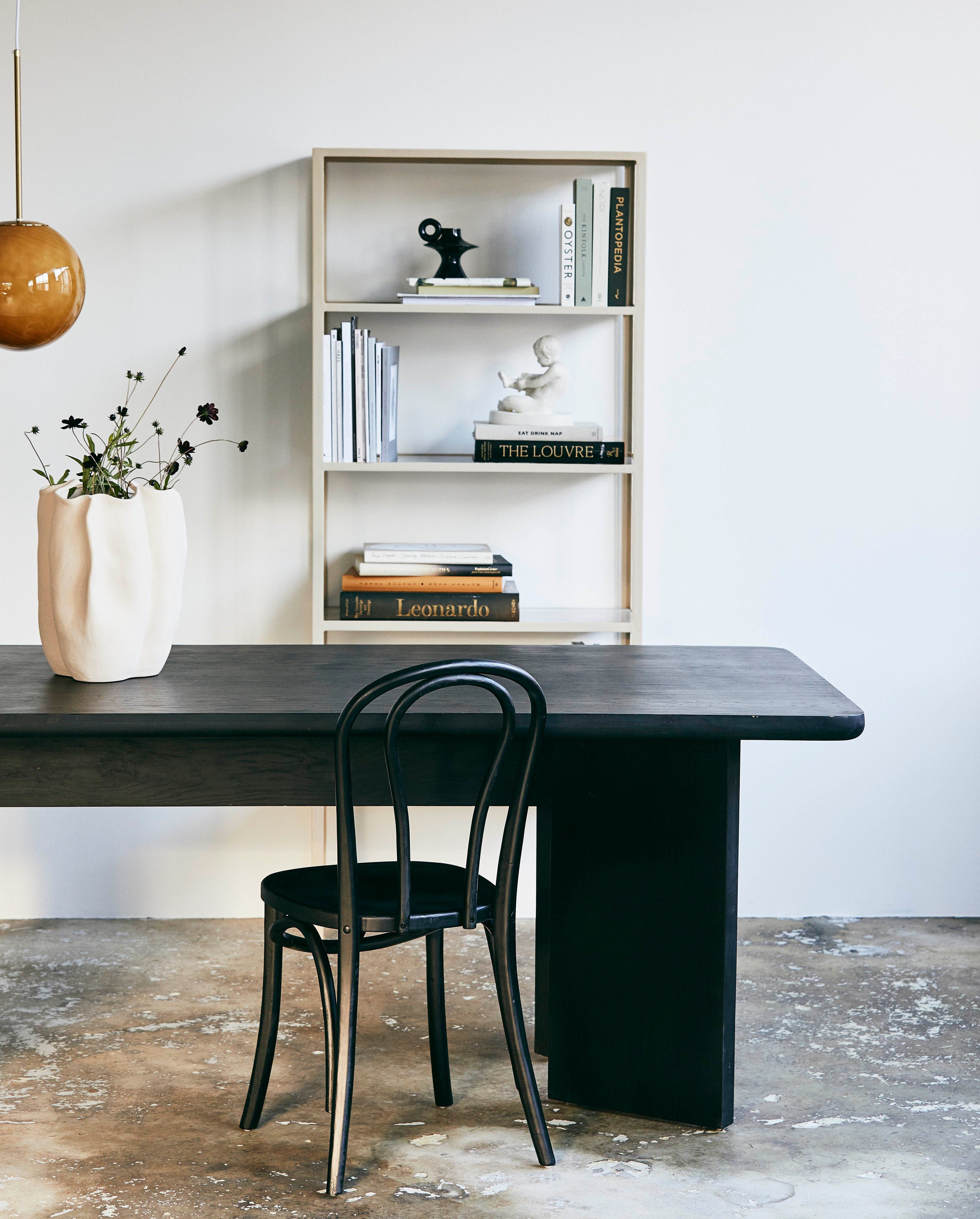 Tisza spisebord i eik finér - svart