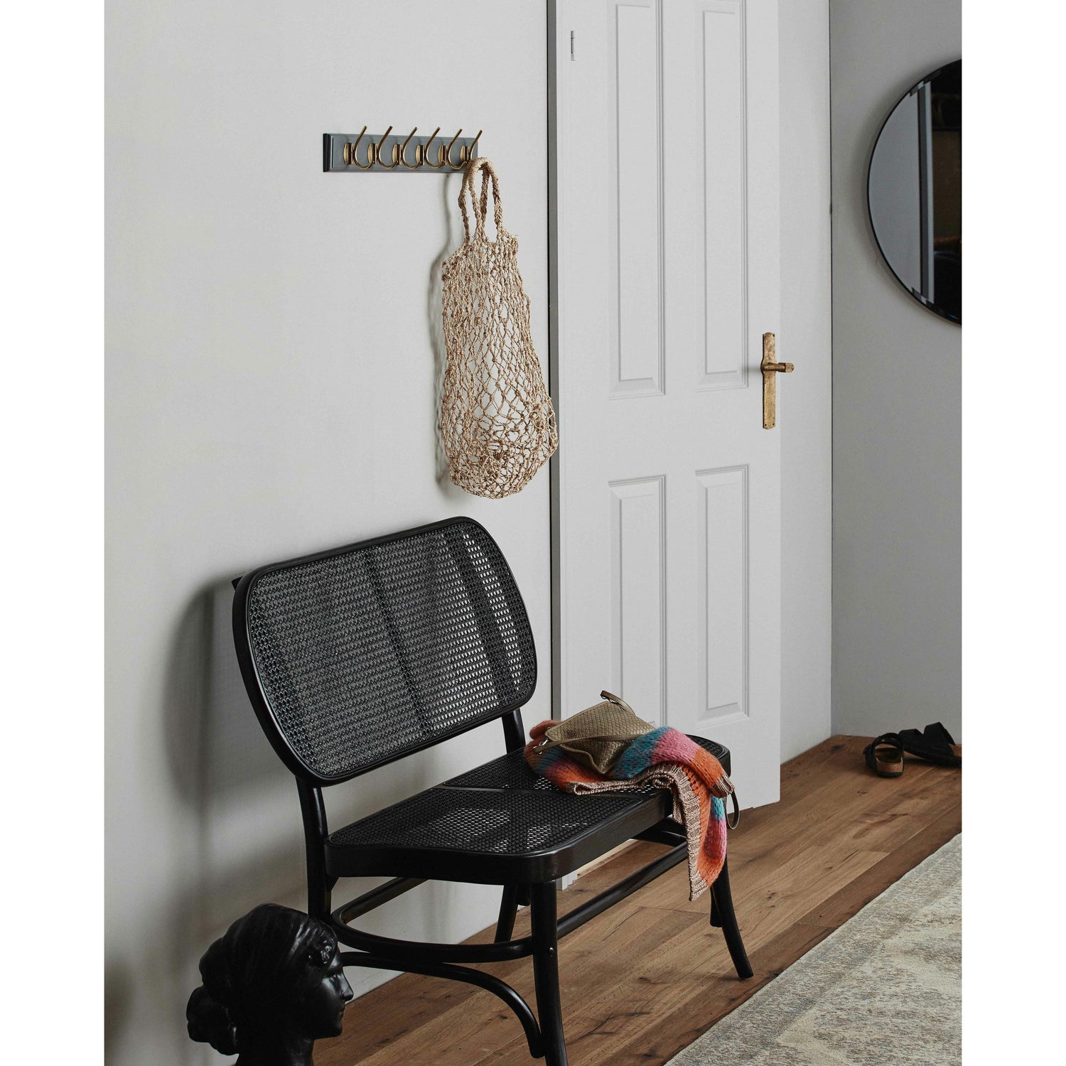 Edgy kroker i tre med 6 messingkroker - 60 cm - grå