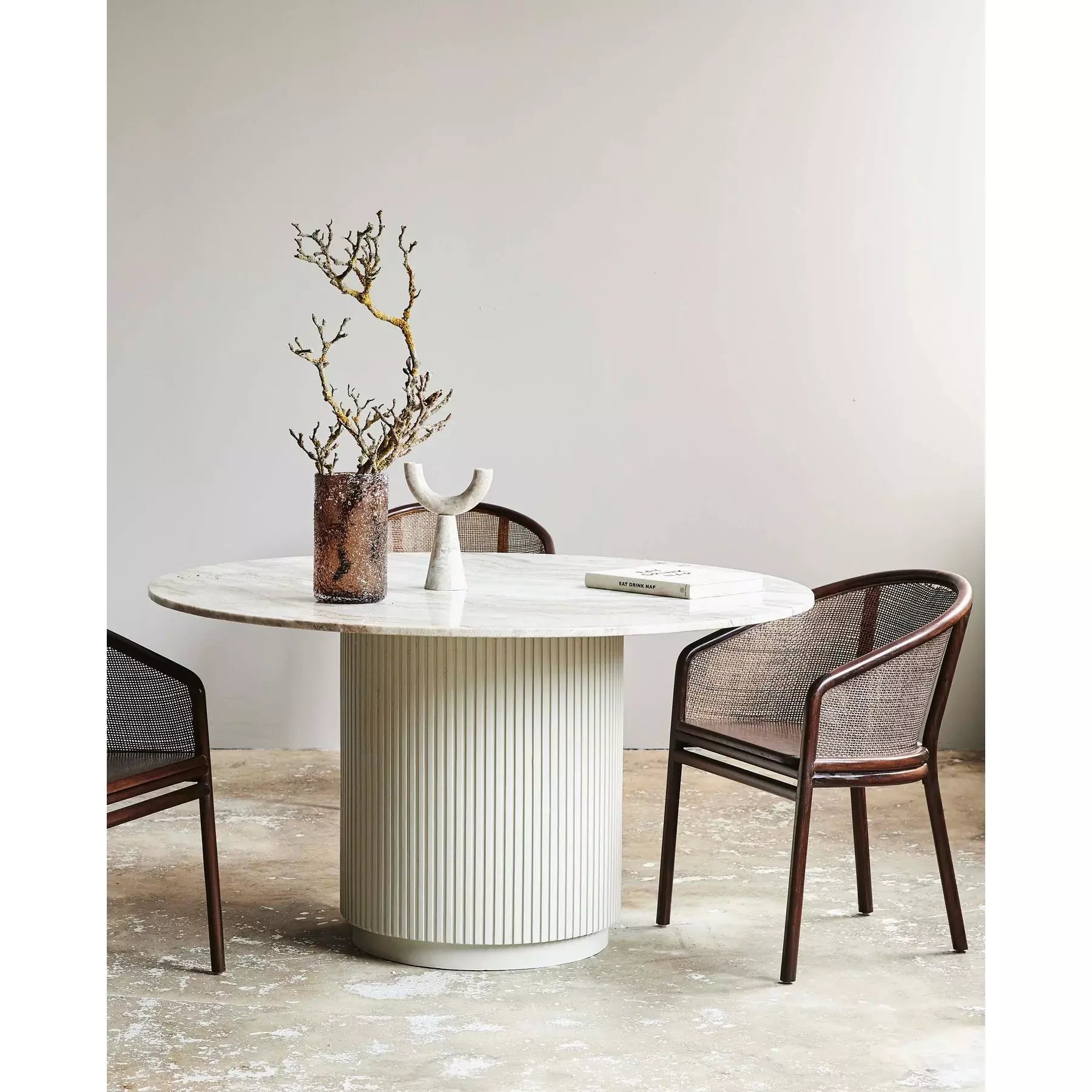 Erie rundt spisebord i tre og marmor - Ø140 cm - rå hvit, brun, beige