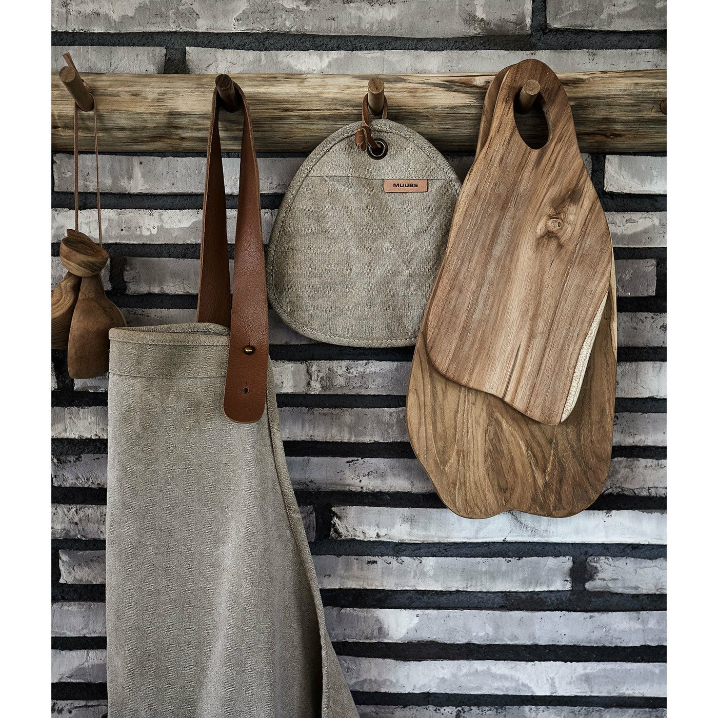 Skærebræt Louie M - naturlig, unfinished - Teak rod - W: 20 H: 1,5 L: 42 cm - Muubs - DesignGaragen.dk