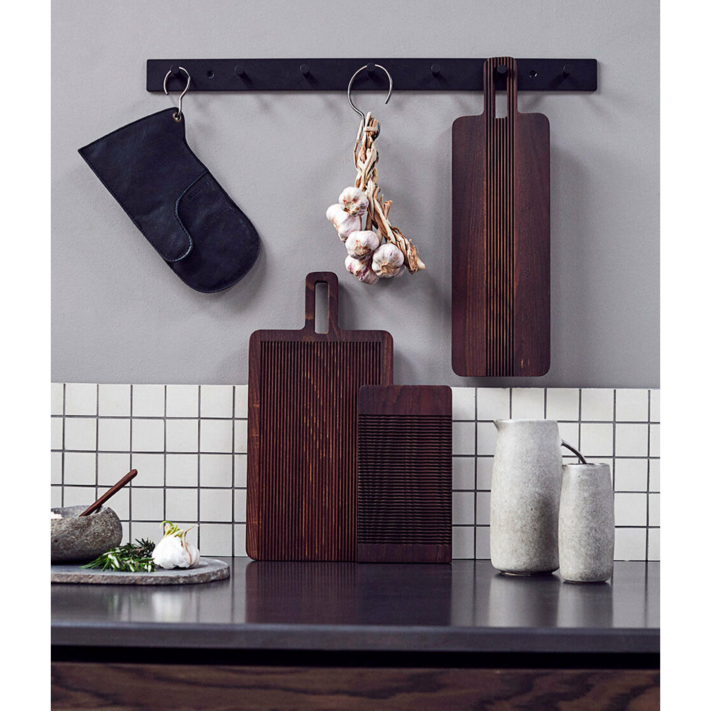 Tapas bræt Yami - Brun - Carbonized Ask - W: 15 H: 1,8 L: 49 cm - Muubs - DesignGaragen.dk