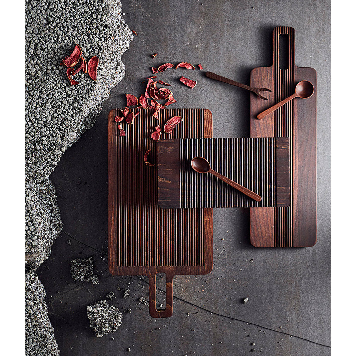 Tapas bræt Yami - Brun - Carbonized Ask - W: 15 H: 1,8 L: 49 cm - Muubs - DesignGaragen.dk