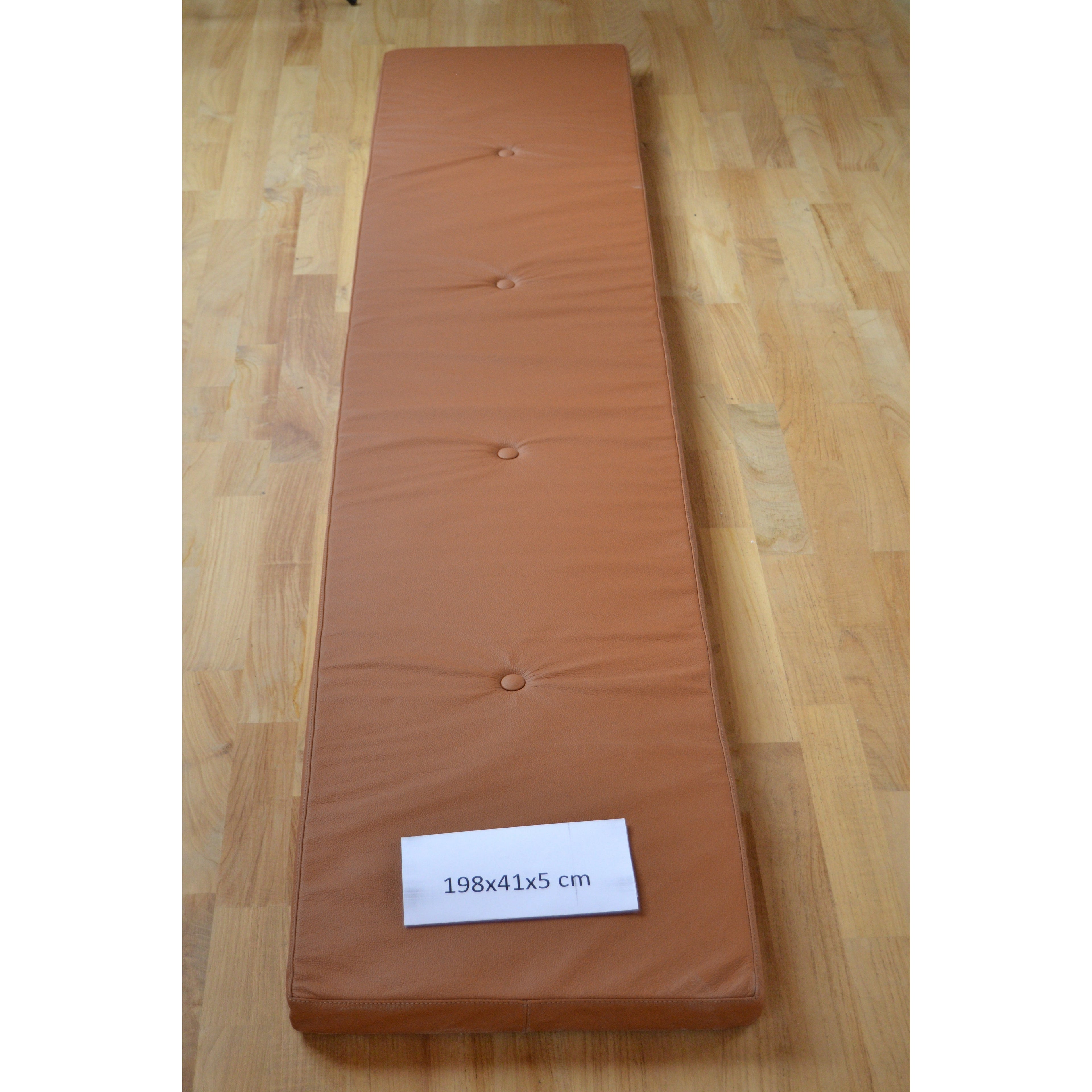 Cognac skinnpute 198x41x5 cm - med 4 knapper