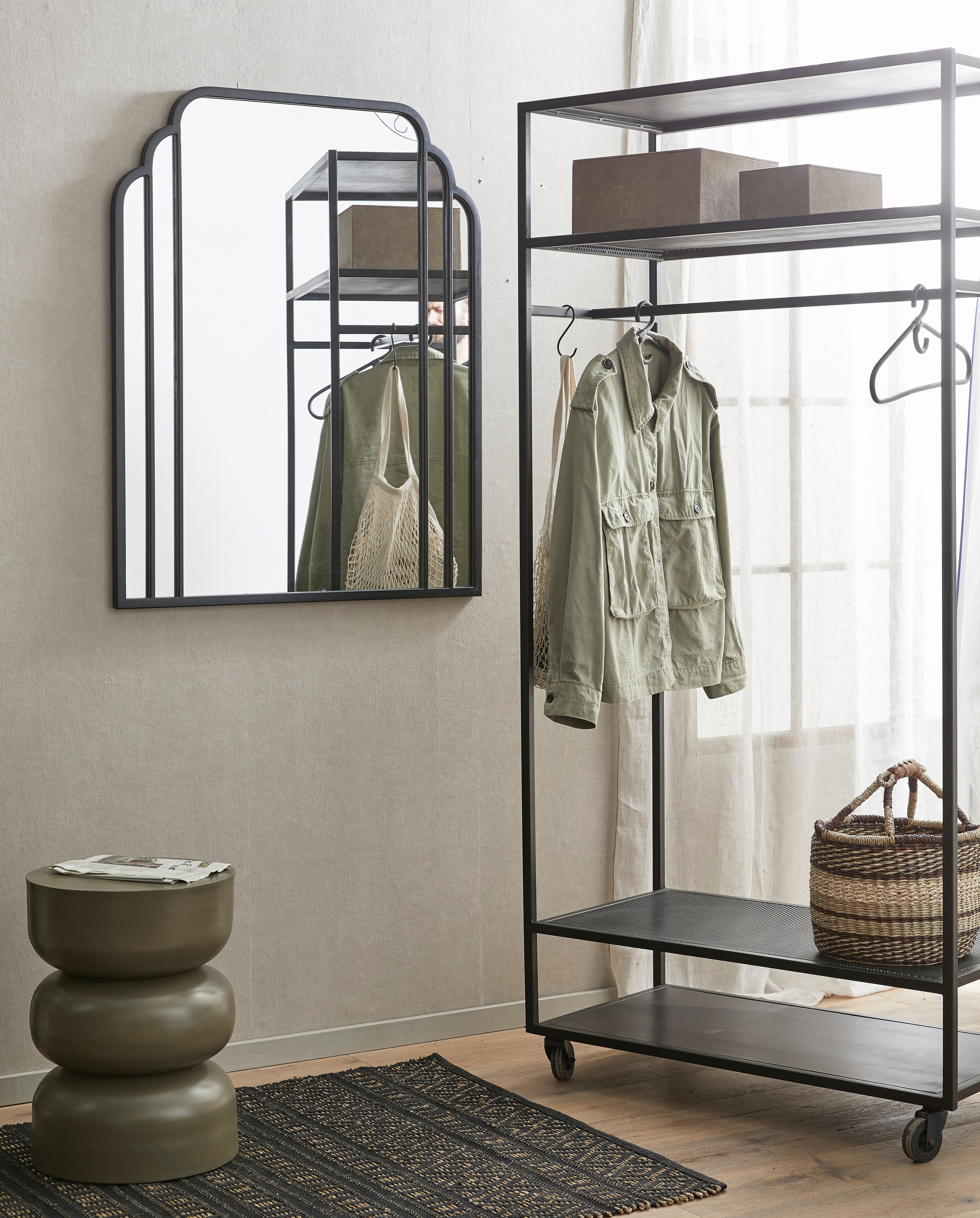 Skylark Mirror in Iron, 102x82 cm - Svart