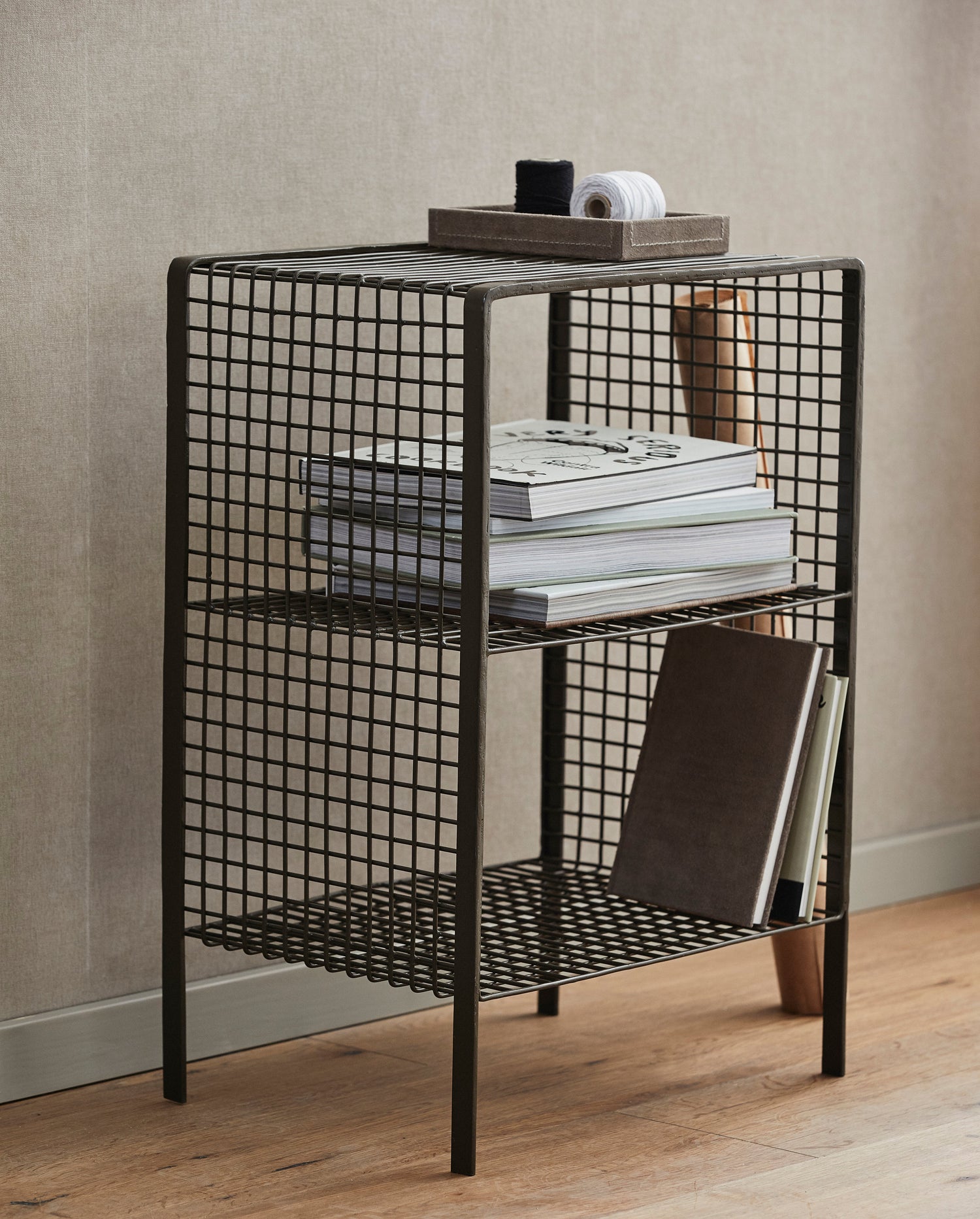 Tuo nattbord/sidebord i jern - 40x30 cm - olivengrønn
