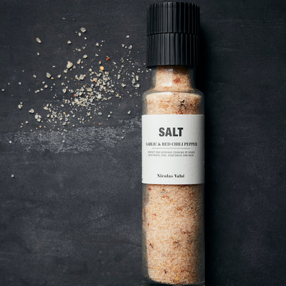 Salt, hvitløk og rød chili pepper