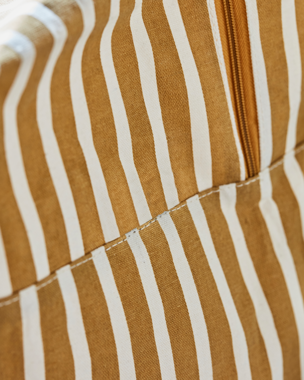 Bag/oppbevaring, HDRaia, off-white; Sennep gul