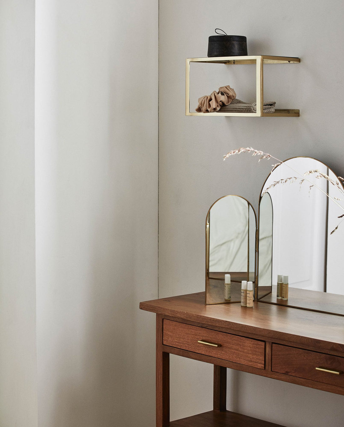 Nera hylle/metall sengebord med glass - 36x20 cm - gullfinish