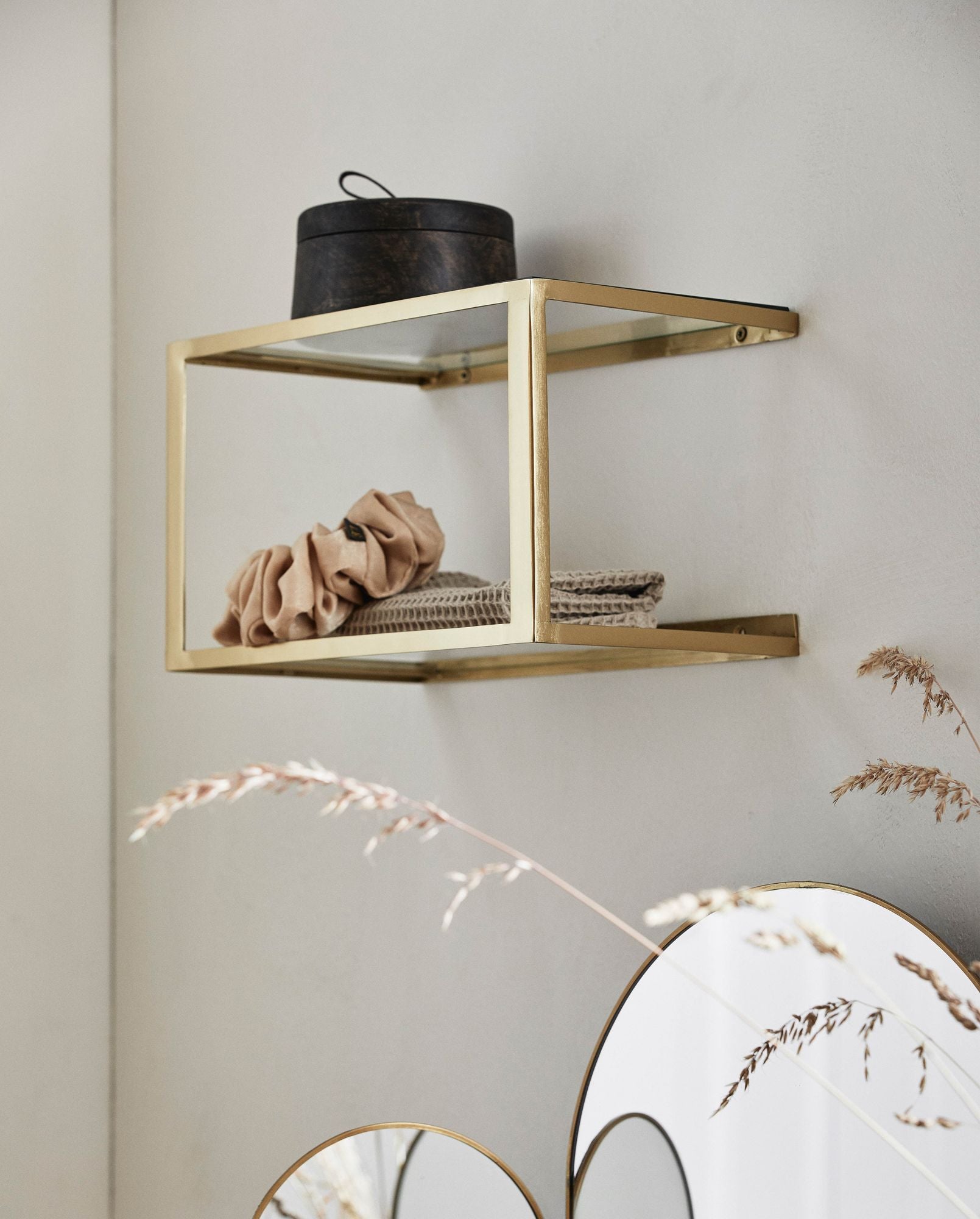 Nera hylle/metall sengebord med glass - 36x20 cm - gullfinish
