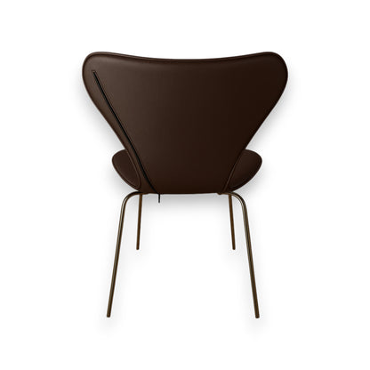 Heltrekk til Arne Jacobsen 3107 stol i mørkebrunt skinn