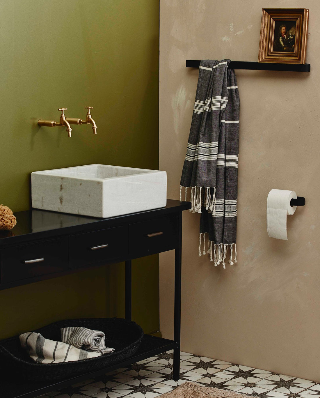 Sotra toalettrullholder i rustfritt stål - L16,5 cm - svart