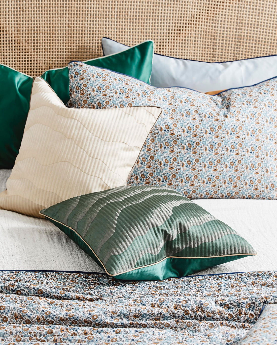 Avior Pillow Cover in Satin - 45x45 - Mørkegrønn