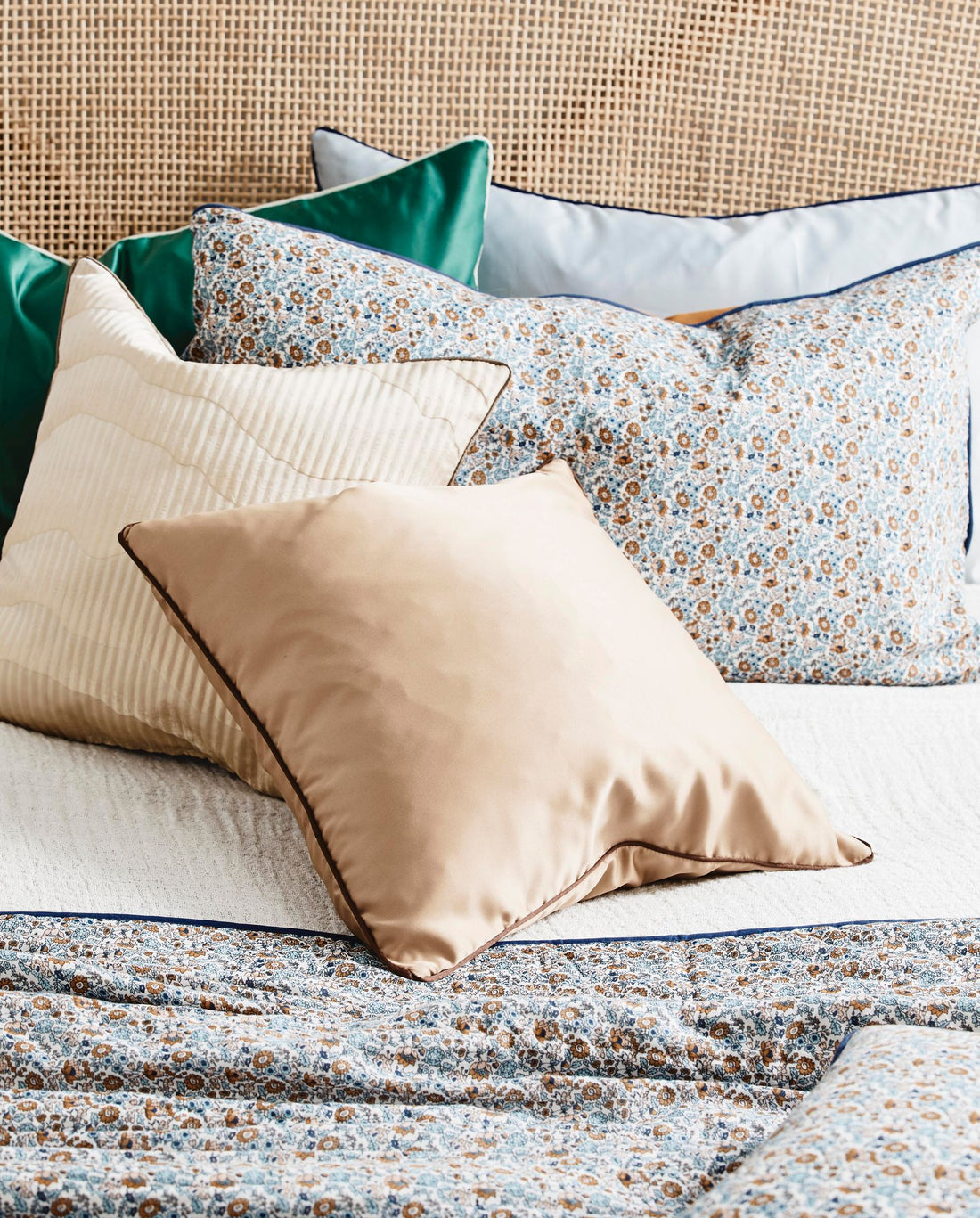 Ain putevar i satin - 50x50 - lysebrun