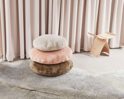 Lammeskinnspute | Fløyel | Mokkasin | Dobbeltsidig | Ø45 cm &amp; Ø62 cm