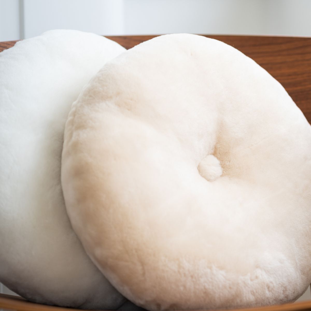 Lammeskinnspute | Mokkasin | Dobbeltsidig | Ø45 cm