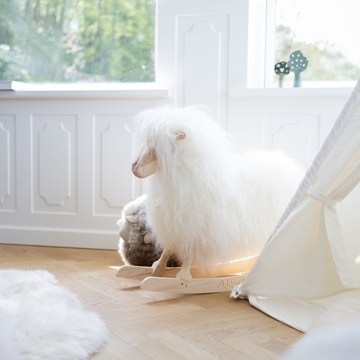 Manray Povl Kjer Design | Langhåret lammeskinn | Stor L85xB25xH60 cm