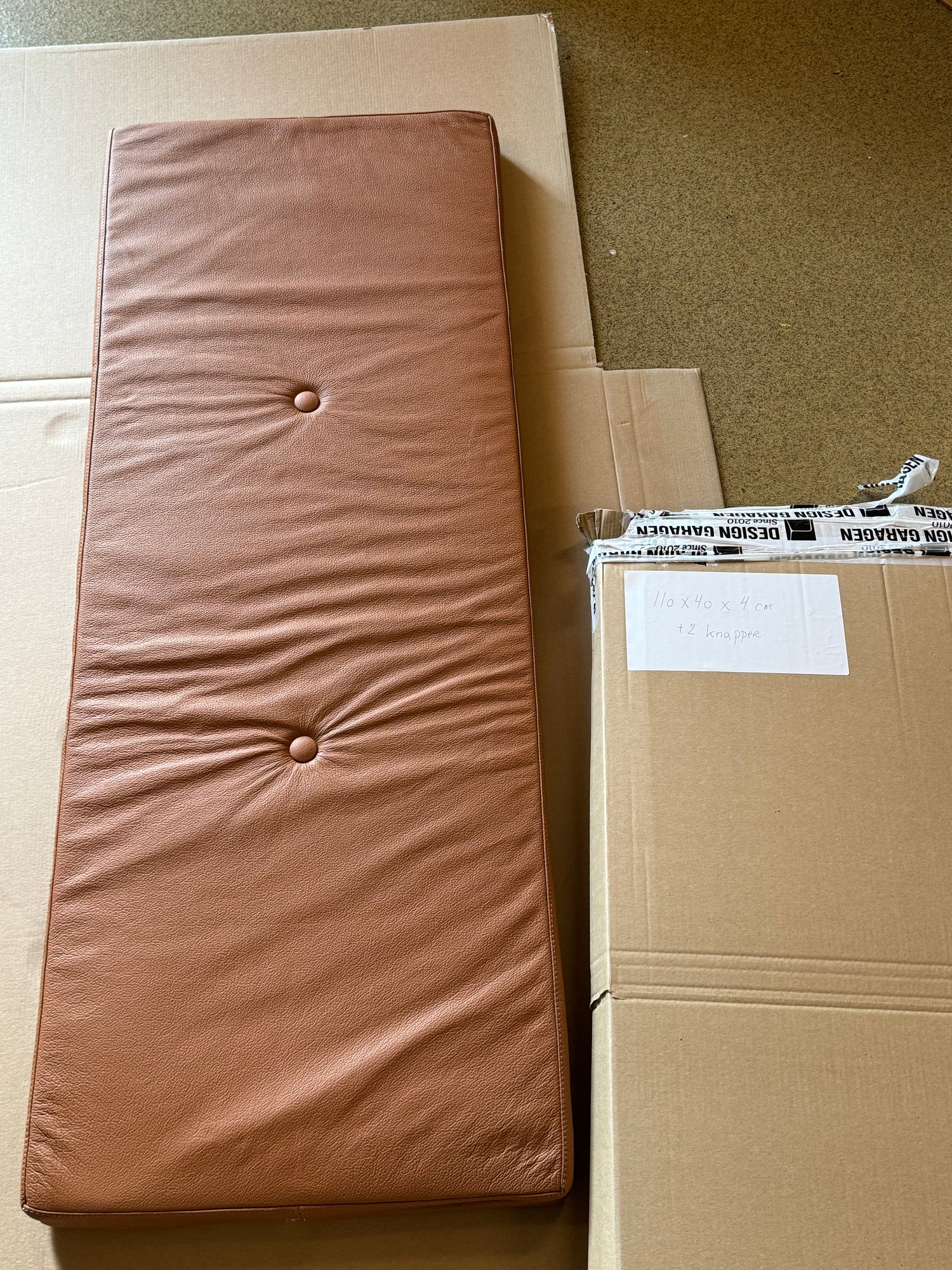 Cognac skinnpute 110x40x4 cm med knapper