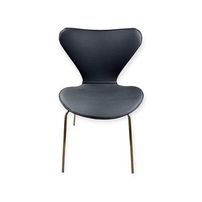 Fullt deksel til Arne Jacobsen 3107 stol i svart skinn