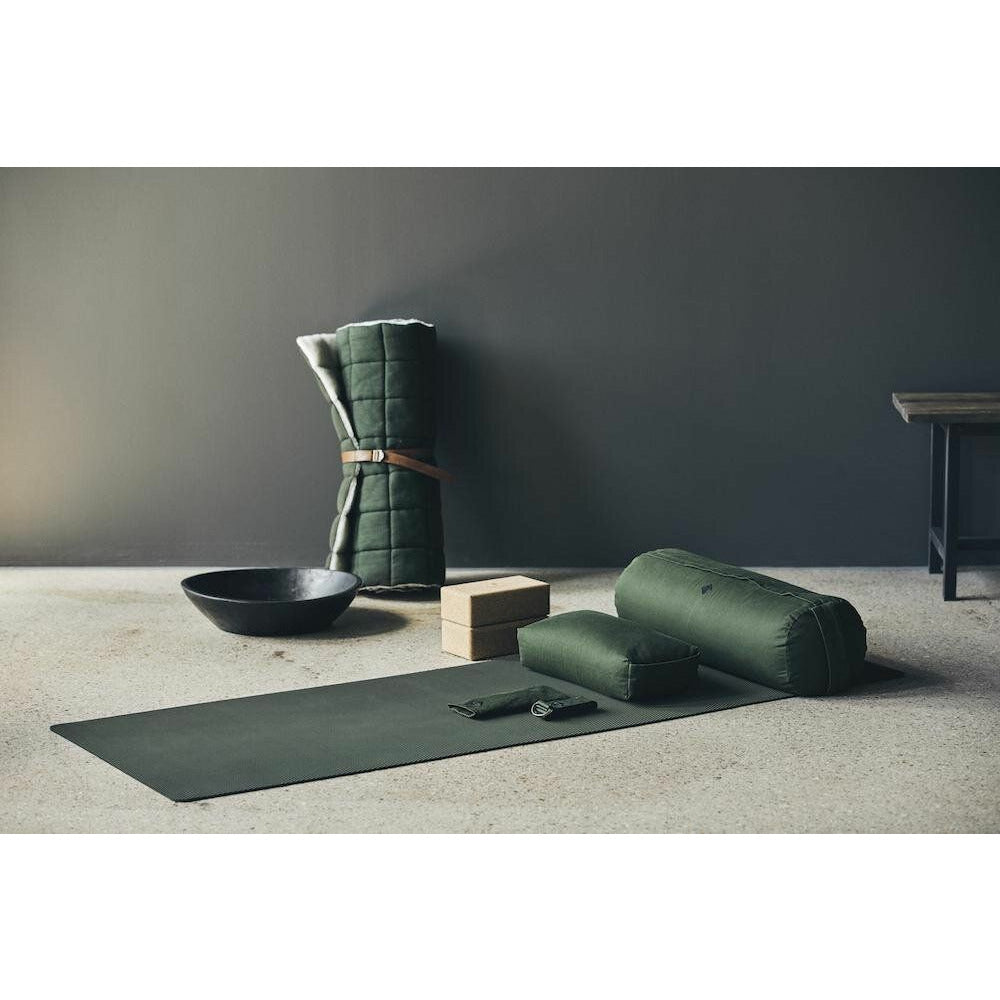 Nordal Yin Yoga måtte med skinnstropp - 65x195 cm - mørkegrønn