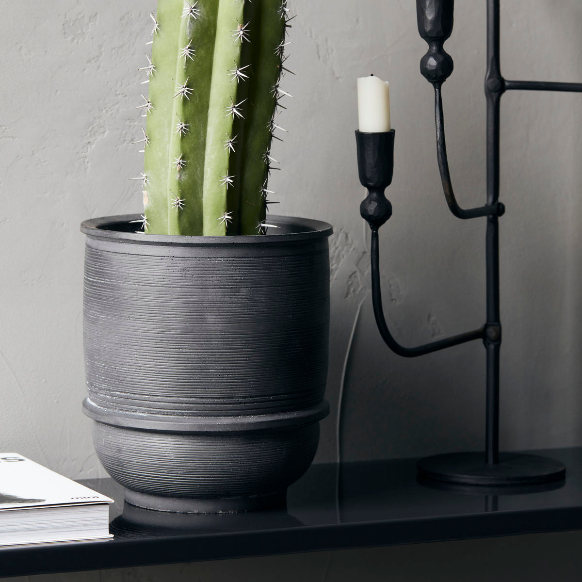 Huslege - Urtegryte, jord, betong - H: 16 cm, DIA: 14 cm