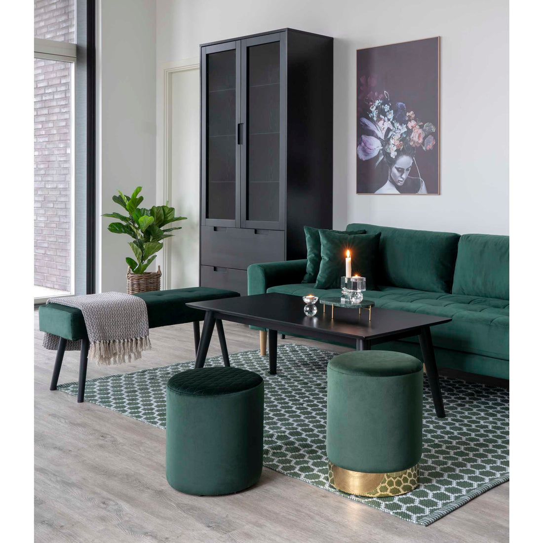 Lido 2,5 -person sofa - 2,5 -person sofa i veolur, mørkegrønn med to puter og natur treben, HN1006 - 1 - PC -er