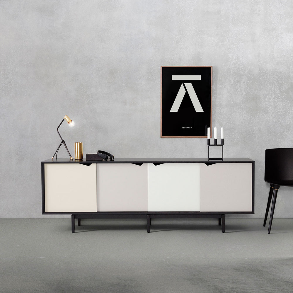 Andersen Furniture S1 sideboard - L200xD50xH68 cm - sort med flerfarvede låger - DesignGaragen.dk.