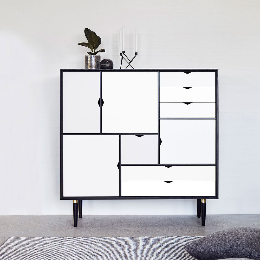 Andersen Furniture S3 opbevaringsmøbel i sort med hvide fronter  -  B130xD43xH132 cm - DesignGaragen.dk.