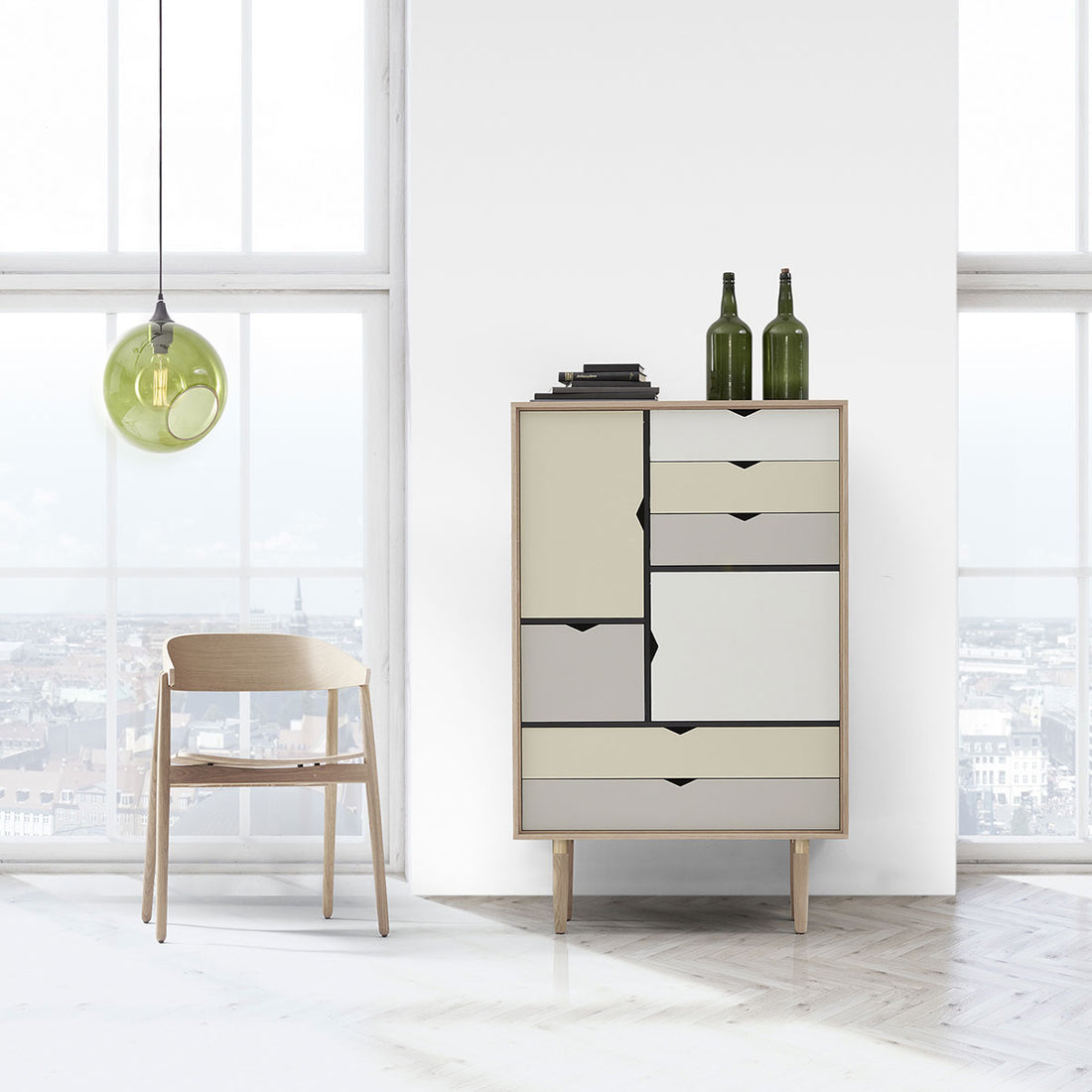 Andersen Furniture S5 opbevaringsmøbel i eg/sæbe med flerfarvet front - B83xD43xH132 cm - DesignGaragen.dk.