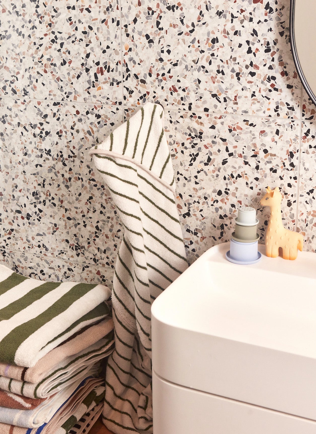 Oyoy mini raita håndkle med hette