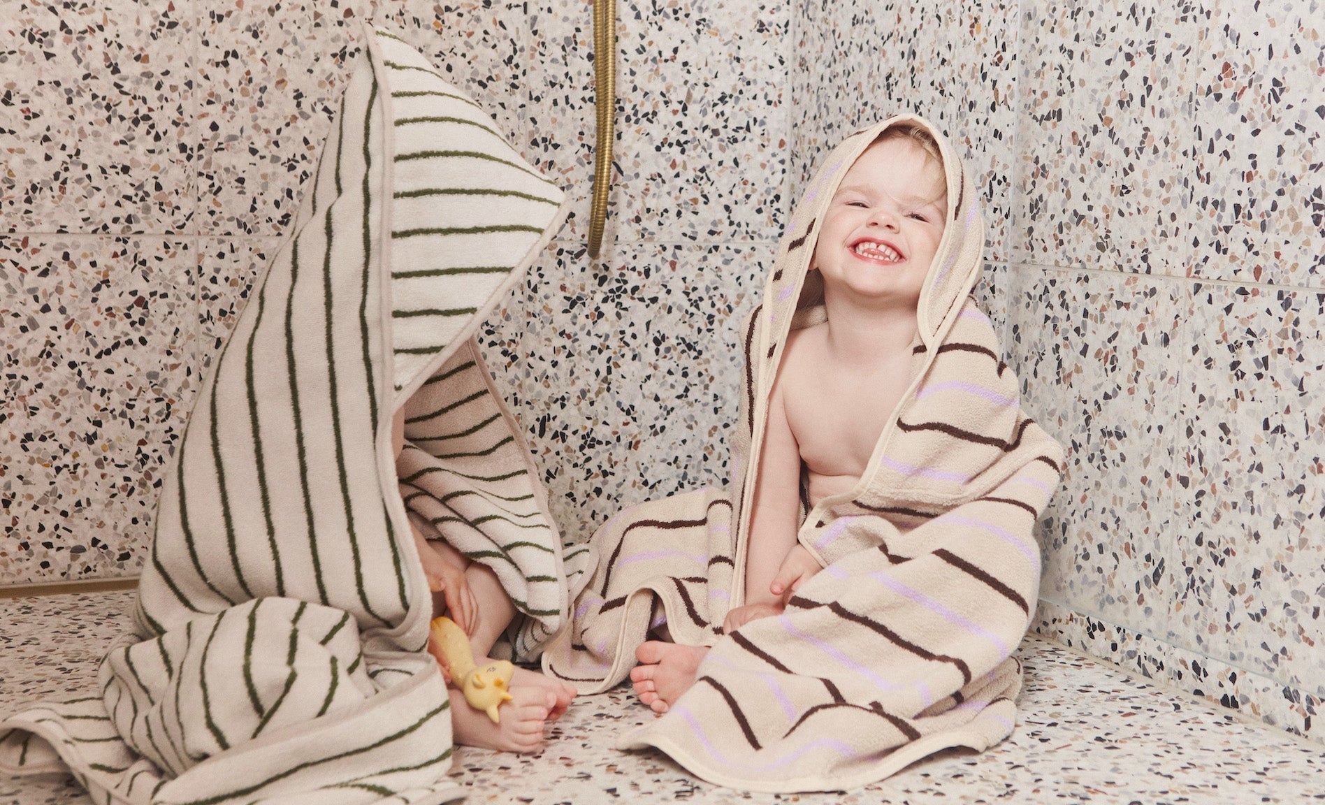 Oyoy mini raita håndkle med hette