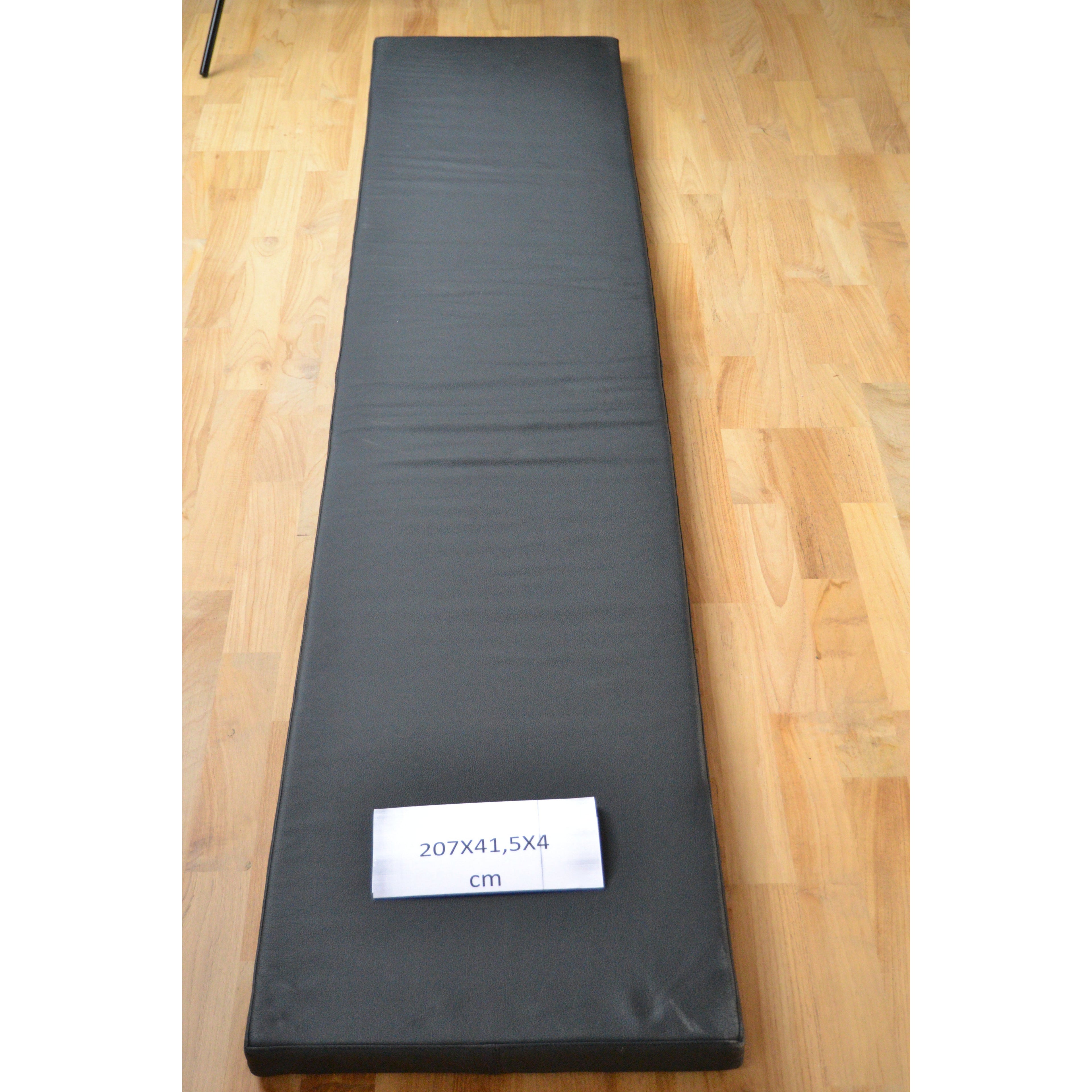 Svart skinnpute 207x41.5x4 cm