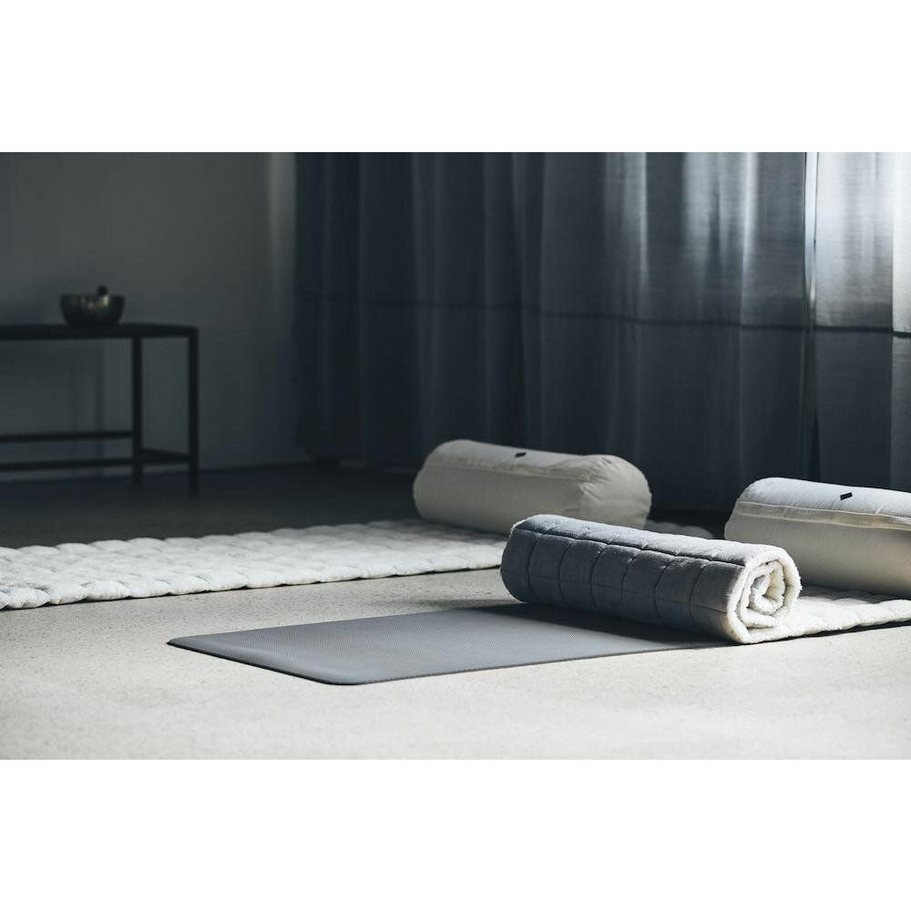 Nordal Yin Yoga måtte med skinnstropp - 65x195 cm - grå